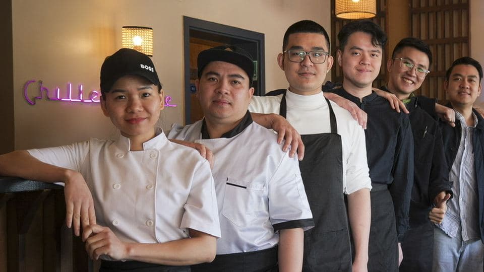 Vietnamesische Mitarbeiter in Küche und Service eines Restaurants in Deutschland