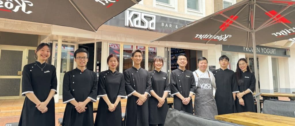 Das Team des KASA Bar & Restaurant vor dem Lokal in Hamm