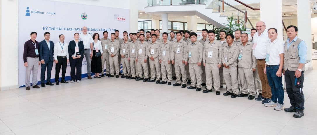 Gruppenbild in Hanoi: die Kandidaten in Arbeitskleidung gemeinsam mit der Delegation aus Deutschland und den Partnern vor Ort